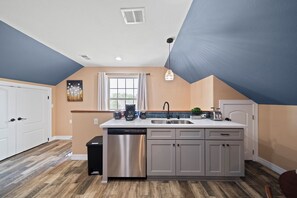 Microwave, oven, stovetop, dishwasher - Brand New Apartment near Hobby Airport (Houston)