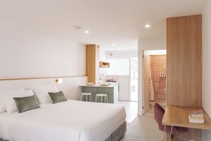 Deluxe Double Room, 1 King Bed | Memory-foam beds, in-room safe, desk, laptop workspace - Surfside 22 (Wollongong)