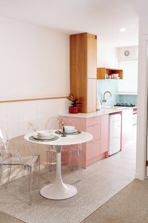 Refrigerador, microondas, cafetera expreso, cafetera/tetera