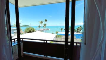 Cortinas blackout, wifi gratis y ropa de cama