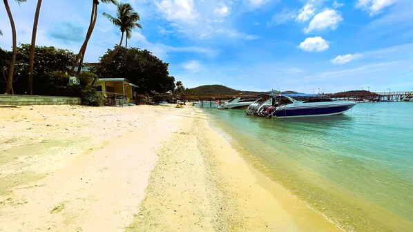 Plage, sable blanc, chaises longues, massages sur la plage