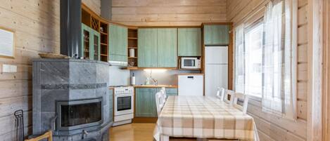 ثلاجة، ميكروويف، غسالة أطباق، مستلزمات طهي/أطباق/أوعية