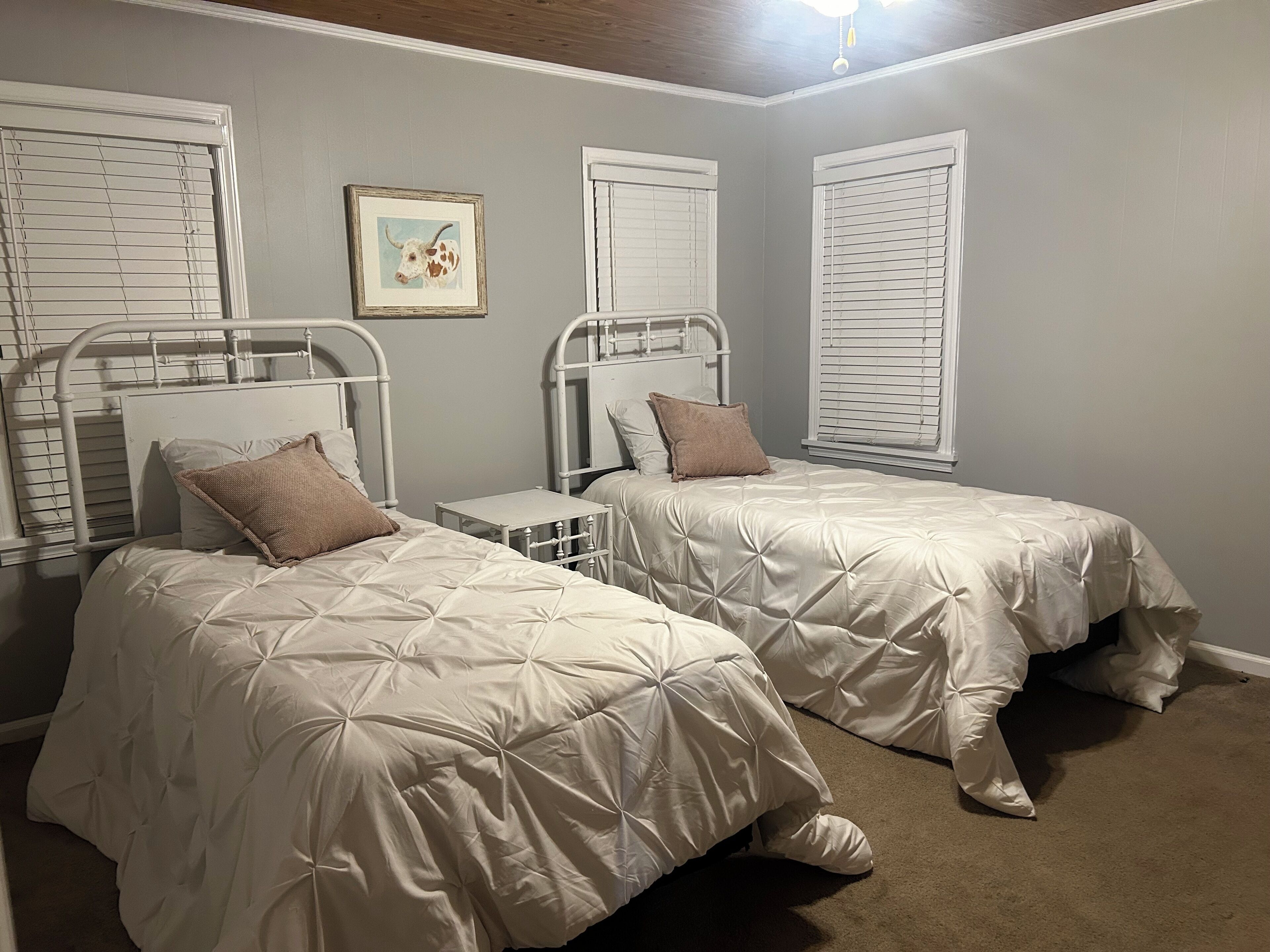 3 habitaciones, tabla de planchar con plancha, wifi y ropa de cama 