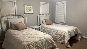 3 habitaciones, tabla de planchar con plancha, wifi y ropa de cama