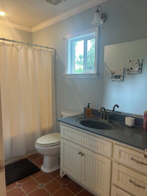 Shower, hair dryer, towels, soap - Quiet and spacious home nestled in a pecan orchard and surrounded by farm land (Doerun)