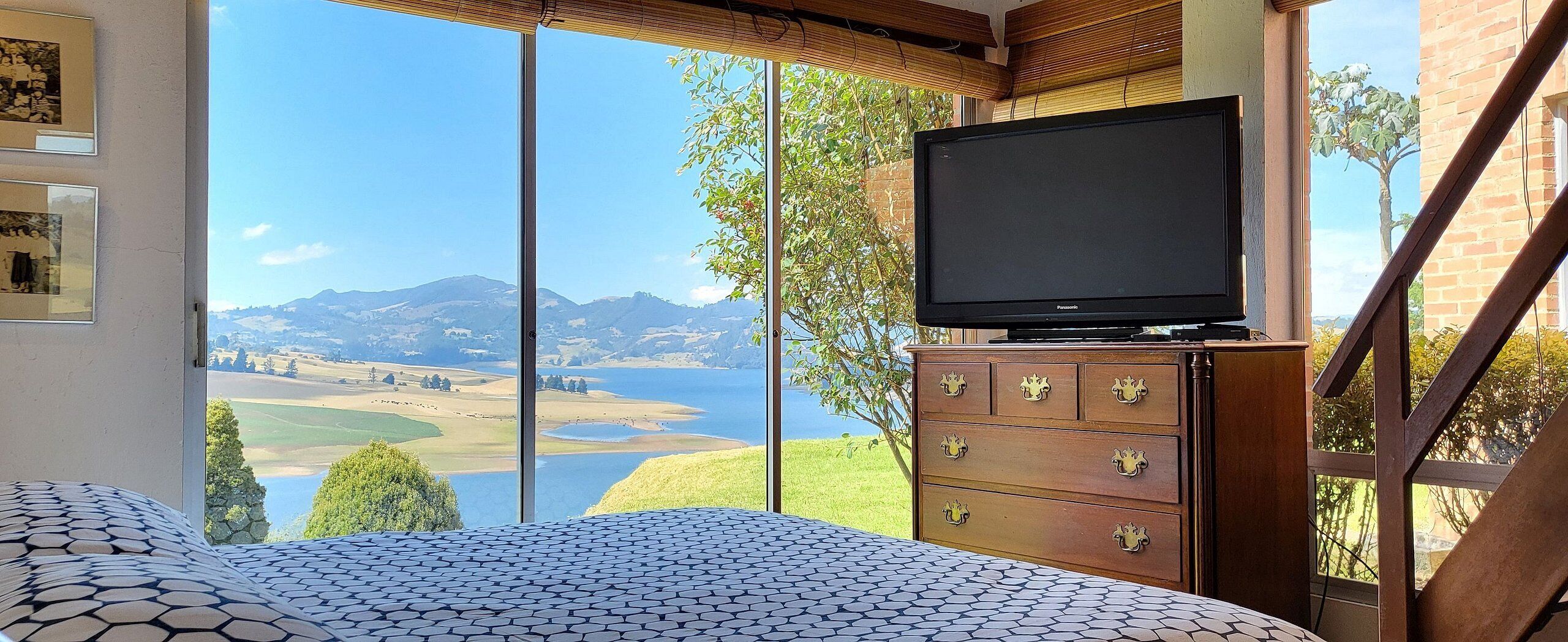 4 室のベッドルーム、デスク、ノートパソコン用作業スペース、WiFi (無料)