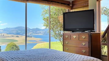 4 bedrooms, desk, laptop workspace, free WiFi