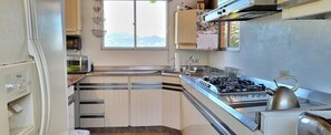 Full-sized fridge, microwave, oven, cookware/dishes/utensils