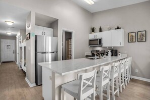 Fridge, microwave, oven, stovetop - ~Cozy Escape by the Sea~ Snowbirds Welcome (Destin)