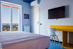 1 slaapkamer, een bureau, een strijkplank/strijkijzer, reisbedje