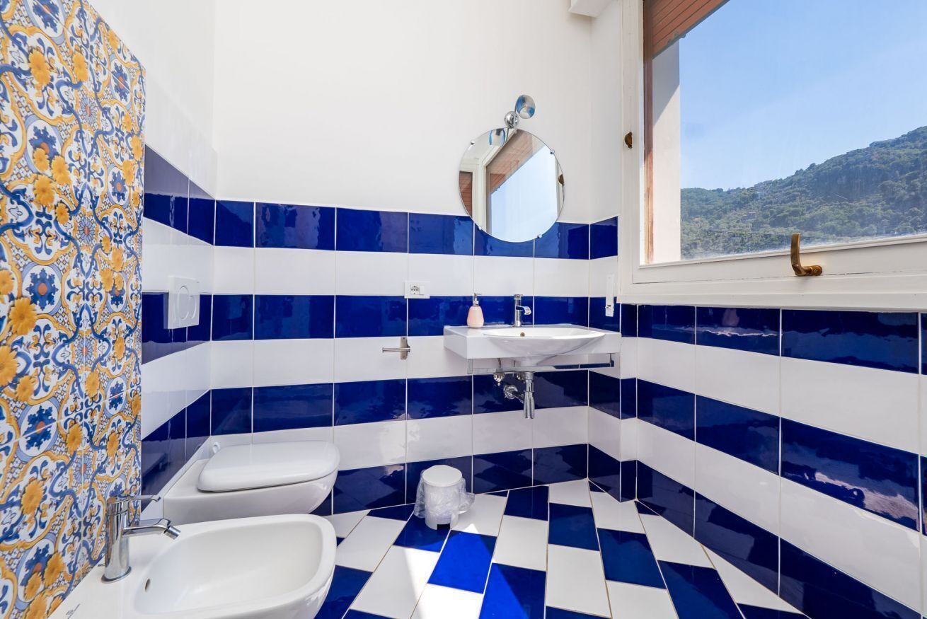 Douche, sèche-cheveux, bidet, serviettes fournies