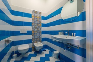 Douche, sèche-cheveux, bidet, serviettes fournies