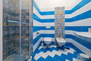 Douche, sèche-cheveux, bidet, serviettes fournies