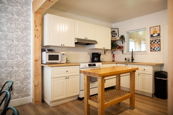 Kylskåp, mikrovågsugn, ugn och spishäll