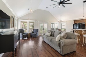 Smart TV - Private Island Paradise: 2 Bed, 2 Bath Retreat with Dock, Boat Lift in Maurepas (Maurepas)