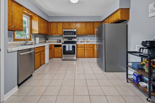 Kjøleskap, mikrobølgeovn, ovn og kokeplater