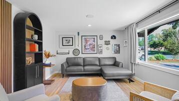 Een smart-tv en een open haard