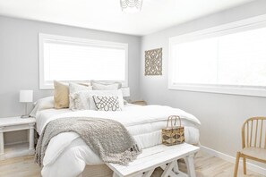 3 soverom, skrivebord, strykejern/-brett og reiseseng for barn