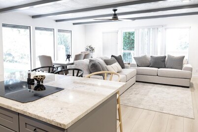 3 Ski Resorts 6 mi one level living,cal king bed, 3 queens Designed for Comfort