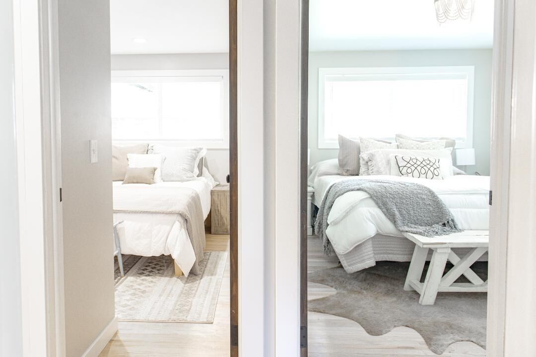 3 chambres, bureau, fer et planche à repasser, lit parapluie