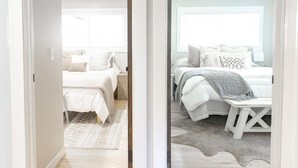 Une chambre avec deux lits, une table de chevet et une fenêtre.