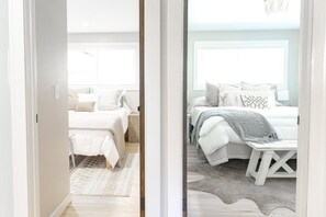 3 soverom, skrivebord, strykejern/-brett og reiseseng for barn