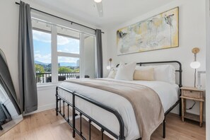 1 habitación, escritorio, tabla de planchar con plancha y cuna de viaje