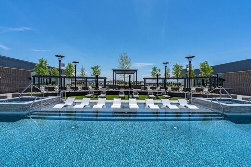 Deluxe Designer1BR Gym/Pool/HTub