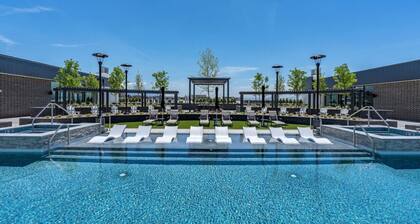 Deluxe Designer1BR Gym/Pool/HTub