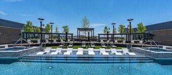 Designer 1BR with Pool and Htub