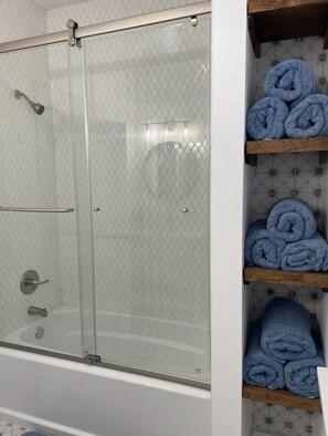 Douche, sèche-cheveux, serviettes fournies, savon
