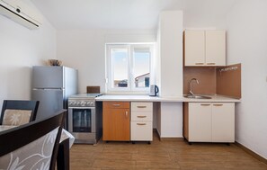 Refrigerador, parrilla de estufa y cafetera y tetera 