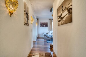 อพาร์ทเมนท์, 2 ห้องนอน, ระเบียง, วิวสวน | ห้องนั่งเล่น