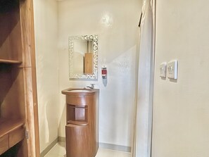 Habitación estándar doble, vistas al jardín | Minibar, escritorio, espacio para trabajar con un portátil