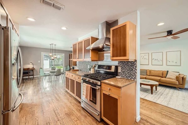 Køleskab, mikrobølgeovn, ovn, kogeplade