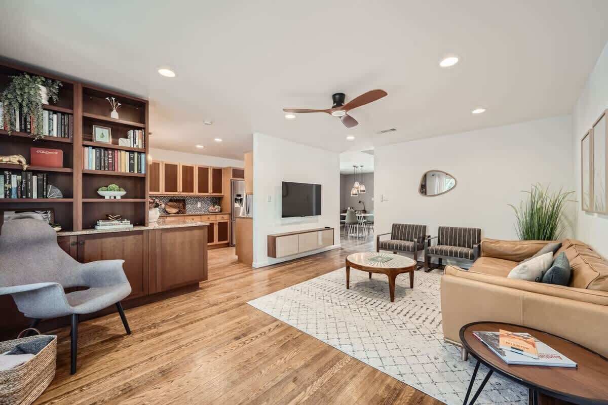 TV, bøker og kontorer