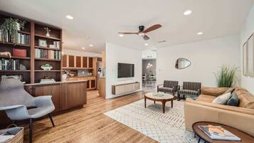 Fernseher, BĂŒcher, Arbeitsbereiche