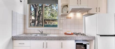 Stuga Standard | Eget kök | Stort kylskåp, mikrovågsugn, spishäll och brödrost