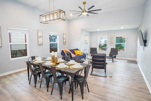 House | 4 bedrooms - Seize the Moment 4BR 3BA Gem w Downtown Views (San Antonio)