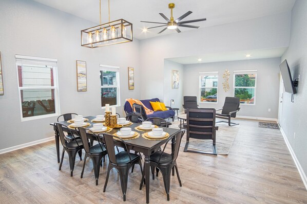 House | 4 bedrooms - Seize the Moment 4BR 3BA Gem w Downtown Views (San Antonio)