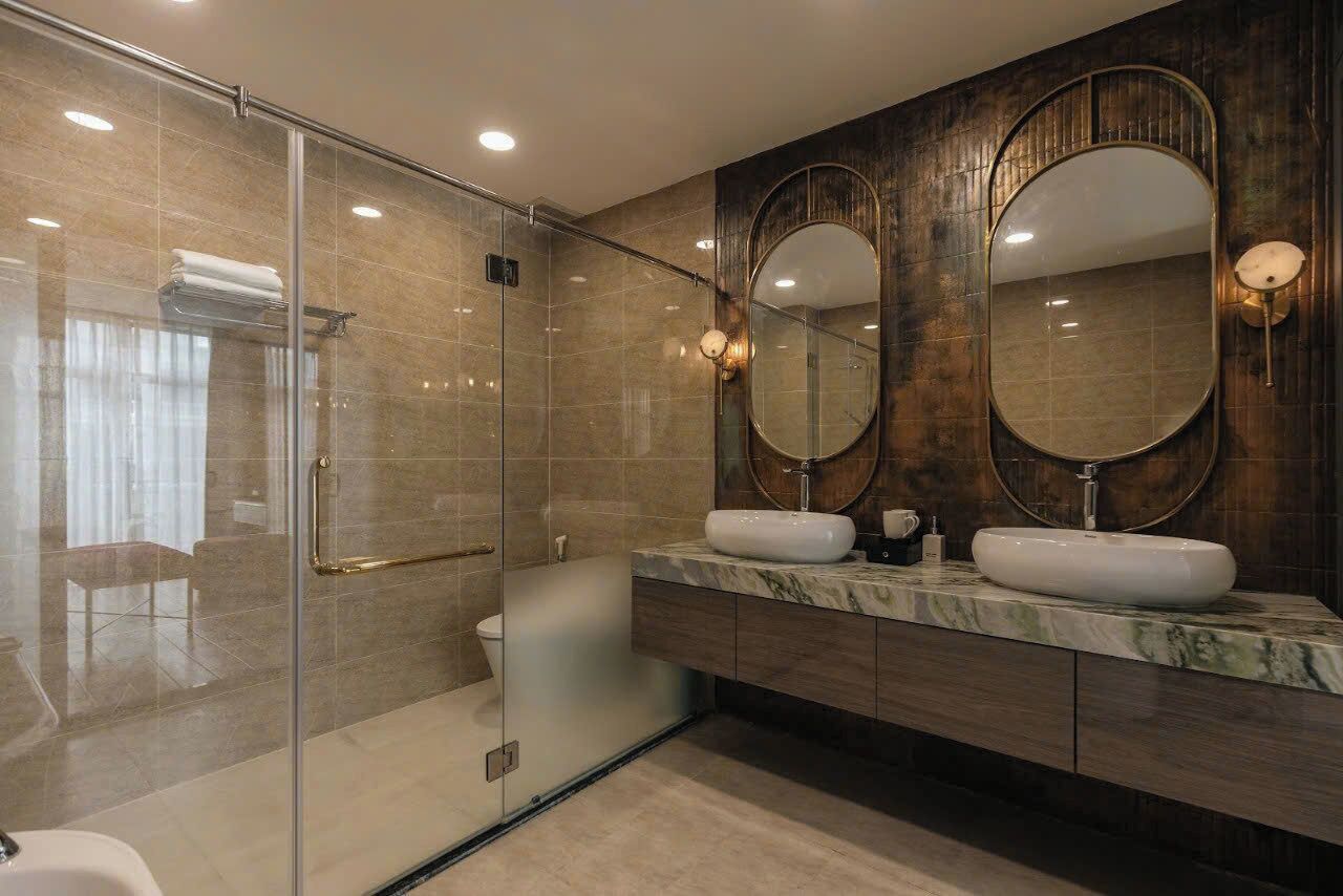 Suite Luxe, vue parc | Salle de bain | Douche à « effet pluie », articles de toilette gratuits, sèche-cheveux
