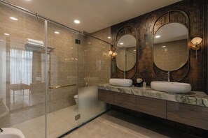 Luxury-Suite, Parkblick | Badezimmer | Regendusche, kostenlose Toilettenartikel, Haartrockner, Hausschuhe