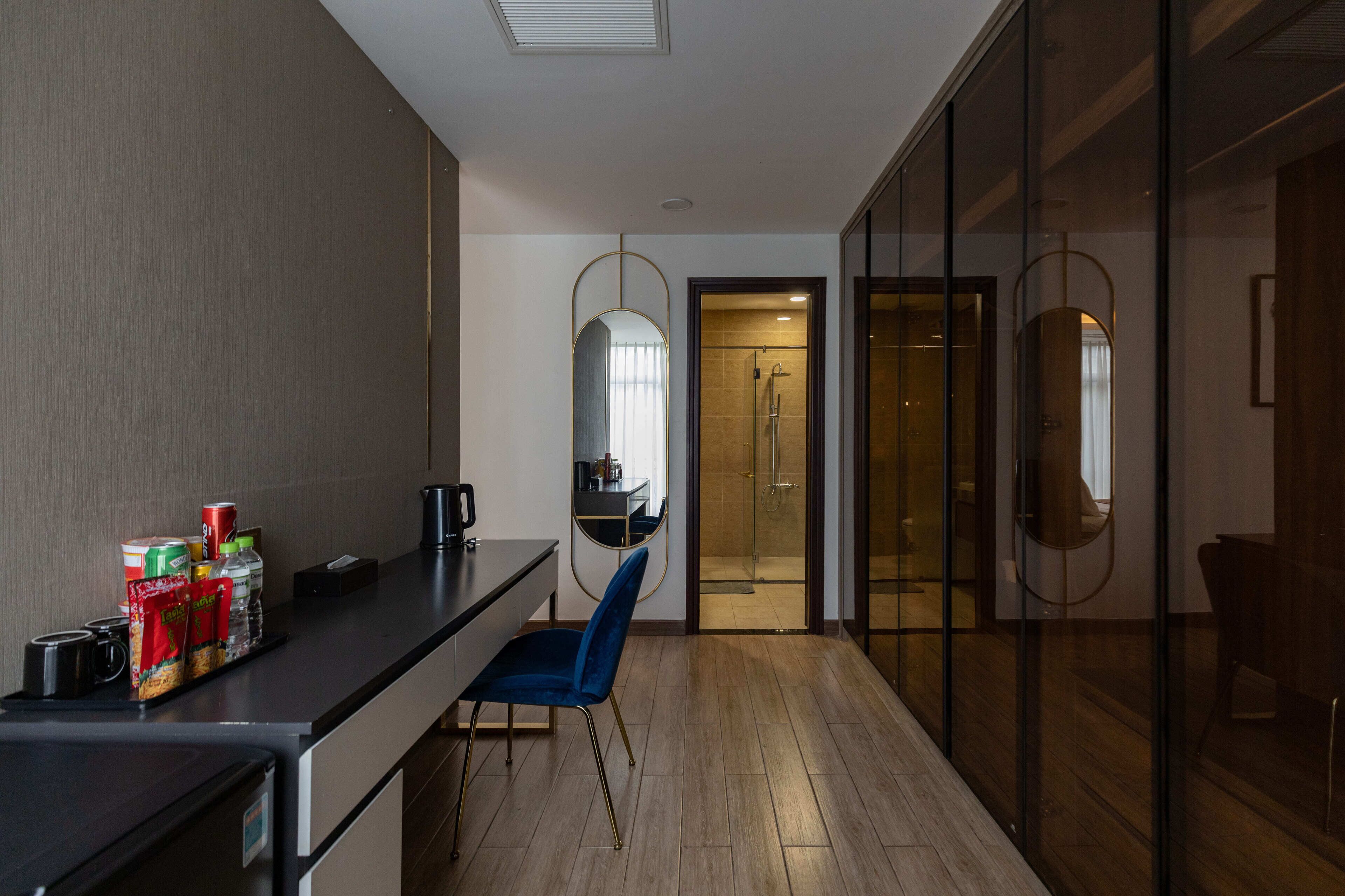 Ropa de cama de alta calidad, cubrecamas y minibar 