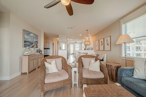Smart TV, table football, books - Gulf-Front BEACHFRONT Bliss! Open Kitchen-Community Pools-Bunk Room-Balcony (Galveston)