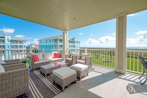 Property grounds - Gulf-Front BEACHFRONT Bliss! Open Kitchen-Community Pools-Bunk Room-Balcony (Galveston)