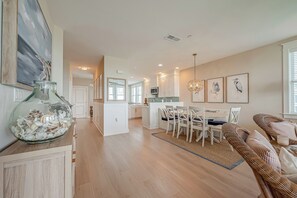 Interior - Gulf-Front BEACHFRONT Bliss! Open Kitchen-Community Pools-Bunk Room-Balcony (Galveston)