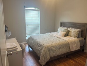 3 bedrooms, iron/ironing board, WiFi, bed sheets