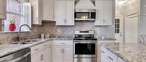 Een magnetron, een vaatwasser