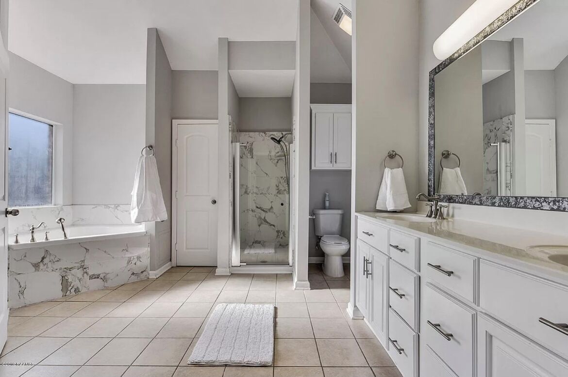 Banheira de hidromassagem, secador de cabelo, toalhas de banho, sabonete