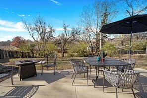 Outdoor dining - Established listing! KSU Sports & Events! Great location for all! 4bd 2ba (Manhattan)